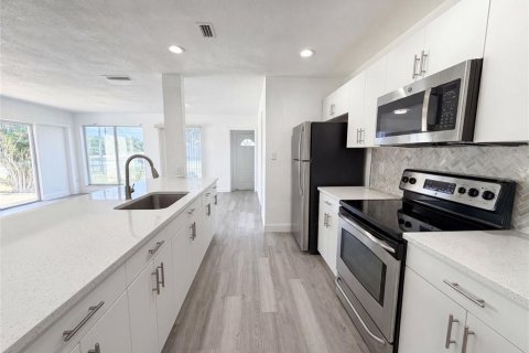 House in Port Charlotte, Florida 4 bedrooms, 175.4 sq.m. № 2224986 - photo 2