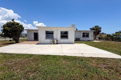 House in Port Charlotte, Florida 4 bedrooms, 175.4 sq.m. № 2224986 - photo 24