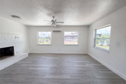 House in Port Charlotte, Florida 4 bedrooms, 175.4 sq.m. № 2224986 - photo 9