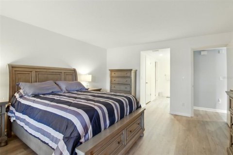 Condo in Seminole, Florida, 2 bedrooms  № 1661989 - photo 16