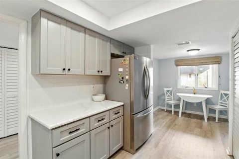 Condo in Seminole, Florida, 2 bedrooms  № 1661989 - photo 9
