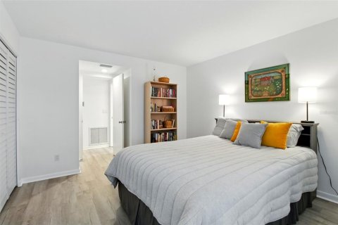 Condo in Seminole, Florida, 2 bedrooms  № 1661989 - photo 21
