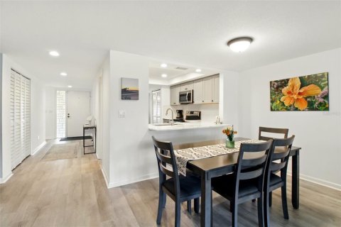 Condo in Seminole, Florida, 2 bedrooms  № 1661989 - photo 12