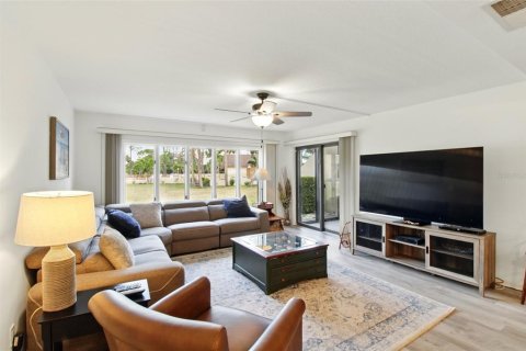 Condo in Seminole, Florida, 2 bedrooms  № 1661989 - photo 13