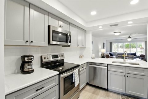 Condo in Seminole, Florida, 2 bedrooms  № 1661989 - photo 8