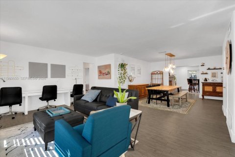 Villa ou maison à vendre à Miami, Floride: 4 chambres, 154.68 m2 № 2025411 - photo 2