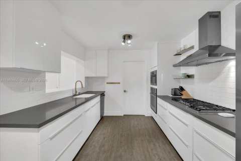 Villa ou maison à vendre à Miami, Floride: 4 chambres, 154.68 m2 № 2025411 - photo 12