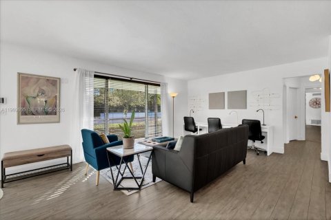 Villa ou maison à vendre à Miami, Floride: 4 chambres, 154.68 m2 № 2025411 - photo 4