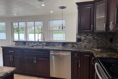 Снять в аренду виллу или дом в Пемброк-Пайнс, Флорида 4 спальни, 193.05м2, № 2000913 - фото 16