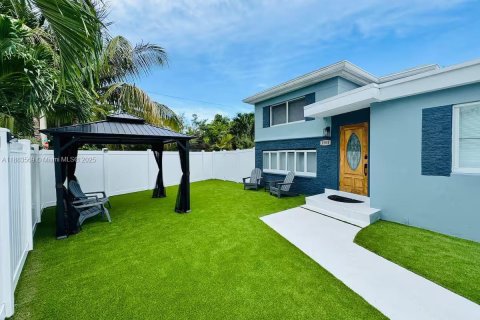 Casa en venta en Fort Lauderdale, Florida, 5 dormitorios, 226.68 m2 № 1931343 - foto 17
