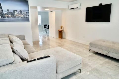 Casa en venta en Fort Lauderdale, Florida, 5 dormitorios, 226.68 m2 № 1931343 - foto 1