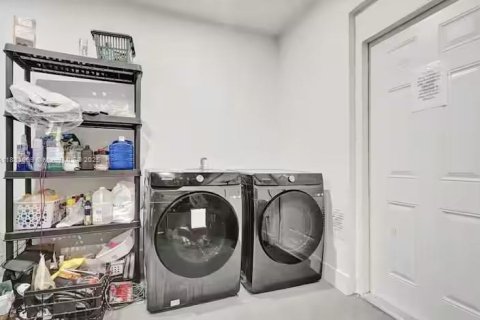 Casa en venta en Fort Lauderdale, Florida, 5 dormitorios, 226.68 m2 № 1931343 - foto 4