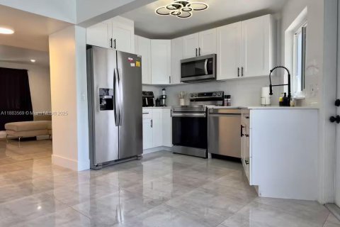 Casa en venta en Fort Lauderdale, Florida, 5 dormitorios, 226.68 m2 № 1931343 - foto 3