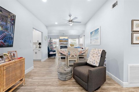 House in Hernando Beach, Florida 3 bedrooms, 143.81 sq.m. № 2224433 - photo 25