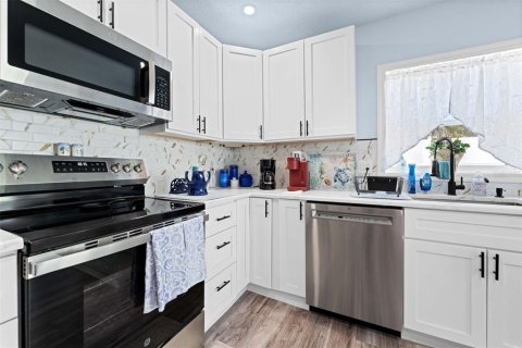 House in Hernando Beach, Florida 3 bedrooms, 143.81 sq.m. № 2224433 - photo 30