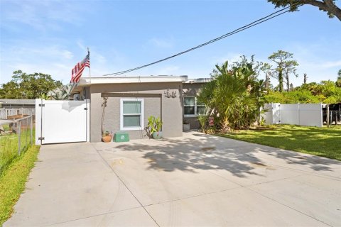 House in Hernando Beach, Florida 3 bedrooms, 143.81 sq.m. № 2224433 - photo 3