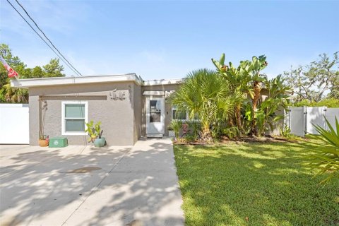 House in Hernando Beach, Florida 3 bedrooms, 143.81 sq.m. № 2224433 - photo 2
