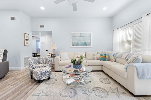 House in Hernando Beach, Florida 3 bedrooms, 143.81 sq.m. № 2224433 - photo 24