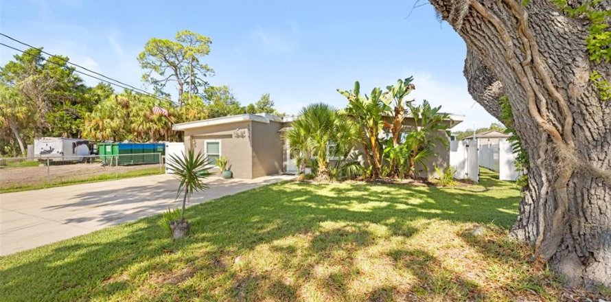 House in Hernando Beach, Florida 3 bedrooms, 143.81 sq.m. № 2224433