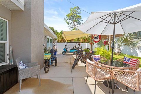 House in Hernando Beach, Florida 3 bedrooms, 143.81 sq.m. № 2224433 - photo 6