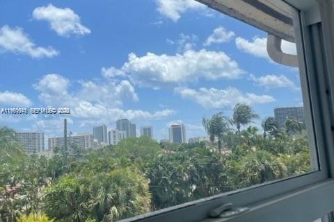 Condo in Hallandale Beach, Florida, 1 bedroom  № 2081035 - photo 7