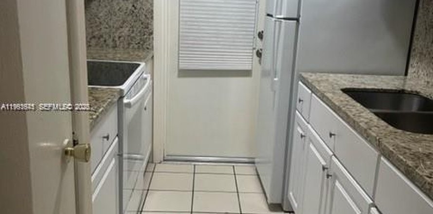 Condo in Hallandale Beach, Florida, 1 bedroom  № 2081035