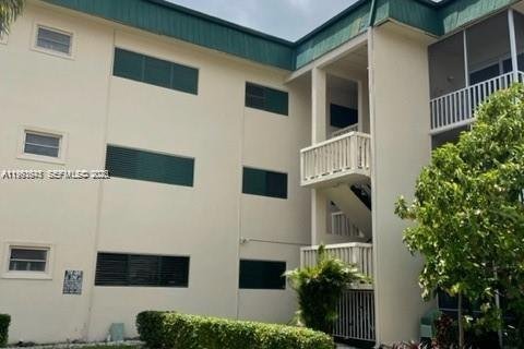 Condo in Hallandale Beach, Florida, 1 bedroom  № 2081035 - photo 11