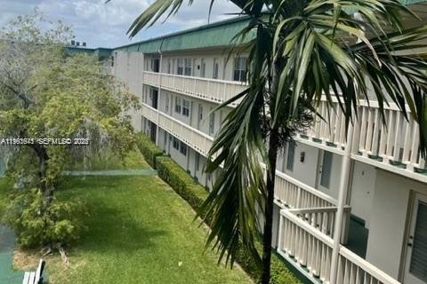 Condo in Hallandale Beach, Florida, 1 bedroom  № 2081035 - photo 12