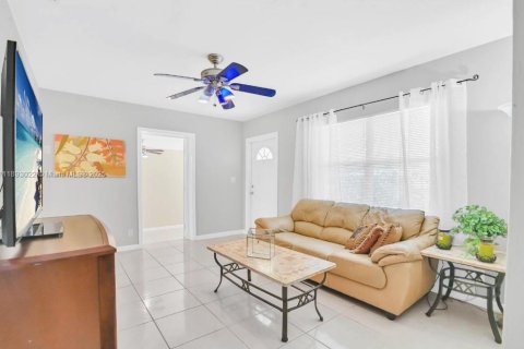 Casa en venta en West Palm Beach, Florida, 3 dormitorios, 140.38 m2 № 1945767 - foto 5
