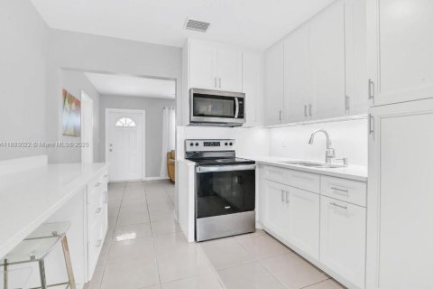 Casa en venta en West Palm Beach, Florida, 3 dormitorios, 140.38 m2 № 1945767 - foto 12