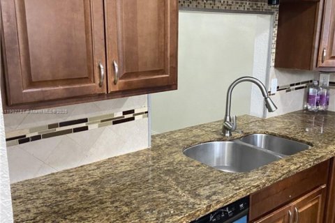 Condo in Sunrise, Florida, 2 bedrooms № 2081802 - photo 7