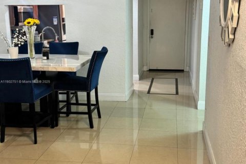 Condo in Sunrise, Florida, 2 bedrooms № 2081802 - photo 6