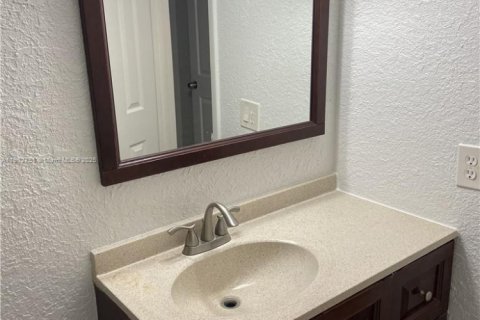 Condo in Sunrise, Florida, 2 bedrooms № 2081802 - photo 15