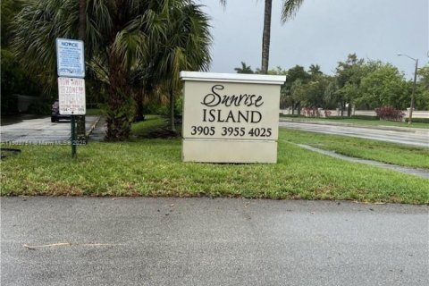 Condo in Sunrise, Florida, 2 bedrooms № 2081802 - photo 2