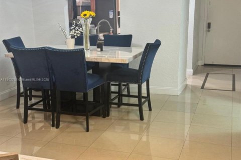 Condo in Sunrise, Florida, 2 bedrooms № 2081802 - photo 5