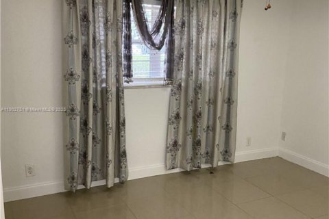 Condo in Sunrise, Florida, 2 bedrooms № 2081802 - photo 12