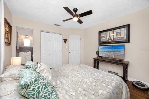 House in Saint Petersburg, Florida 3 bedrooms, 146.04 sq.m. № 2259543 - photo 22