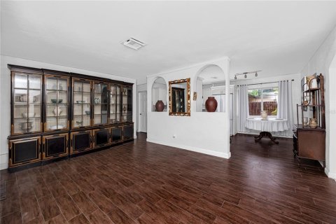 House in Saint Petersburg, Florida 3 bedrooms, 146.04 sq.m. № 2259543 - photo 5