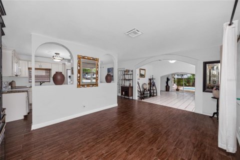 House in Saint Petersburg, Florida 3 bedrooms, 146.04 sq.m. № 2259543 - photo 6