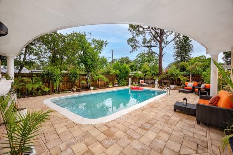 House in Saint Petersburg, Florida 3 bedrooms, 146.04 sq.m. № 2259543 - photo 4