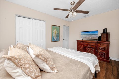 House in Saint Petersburg, Florida 3 bedrooms, 146.04 sq.m. № 2259543 - photo 23