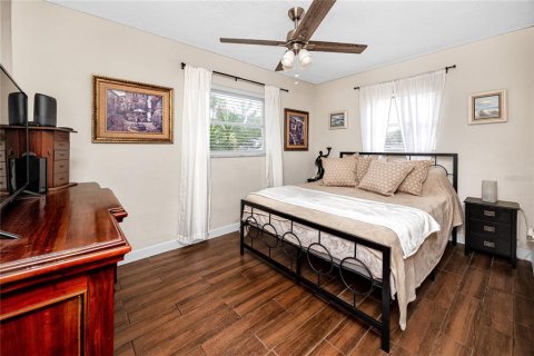 House in Saint Petersburg, Florida 3 bedrooms, 146.04 sq.m. № 2259543 - photo 18