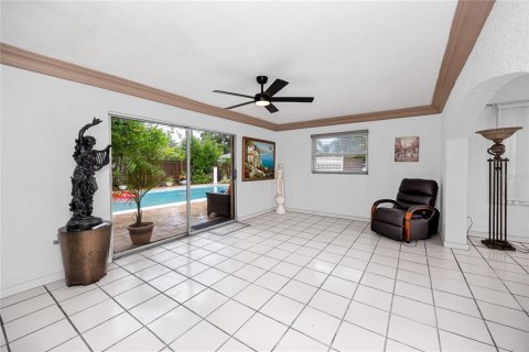 House in Saint Petersburg, Florida 3 bedrooms, 146.04 sq.m. № 2259543 - photo 8