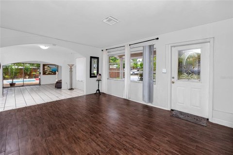 House in Saint Petersburg, Florida 3 bedrooms, 146.04 sq.m. № 2259543 - photo 7