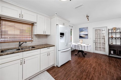 House in Saint Petersburg, Florida 3 bedrooms, 146.04 sq.m. № 2259543 - photo 15