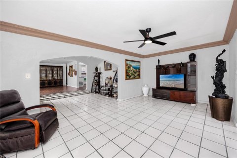 House in Saint Petersburg, Florida 3 bedrooms, 146.04 sq.m. № 2259543 - photo 9