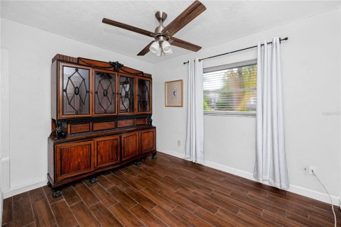 House in Saint Petersburg, Florida 3 bedrooms, 146.04 sq.m. № 2259543 - photo 24
