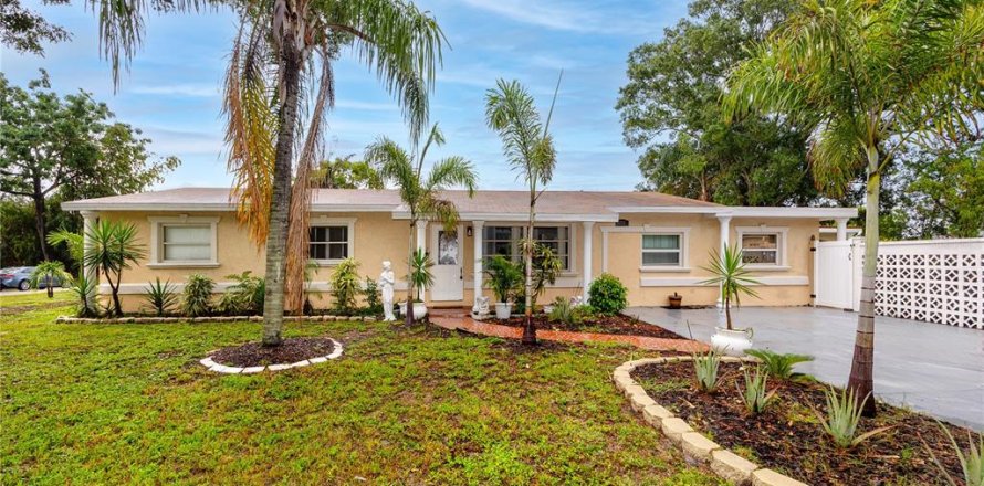 House in Saint Petersburg, Florida 3 bedrooms, 146.04 sq.m. № 2259543