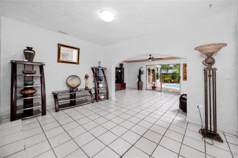 House in Saint Petersburg, Florida 3 bedrooms, 146.04 sq.m. № 2259543 - photo 10