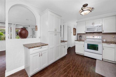 House in Saint Petersburg, Florida 3 bedrooms, 146.04 sq.m. № 2259543 - photo 16